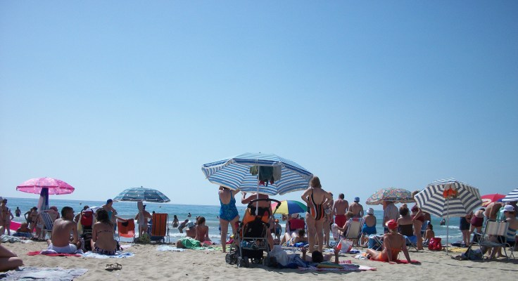 alt="Spanish beach scene in Alicante"